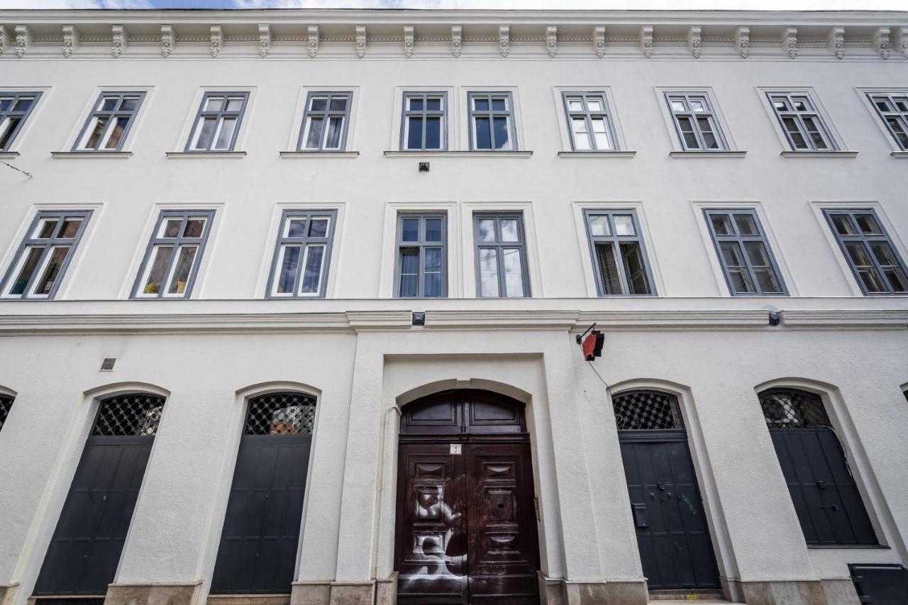 Stylish Vagabond - 3Br, 2 Bathrooms, Ac, Central Budapest, Budapest
